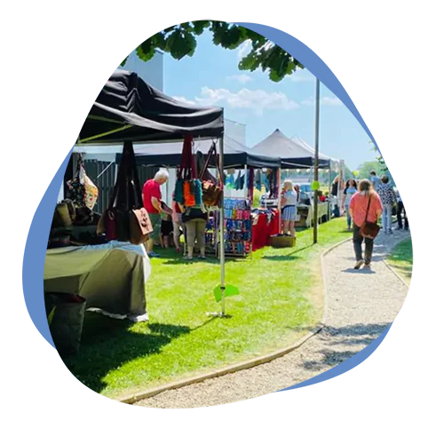 Menschen am Feststand auf dem Cremare Sommerfest 2023
