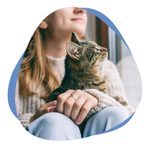 Mitarbeiterin Cremare Frau mit Katze auf dem Arm