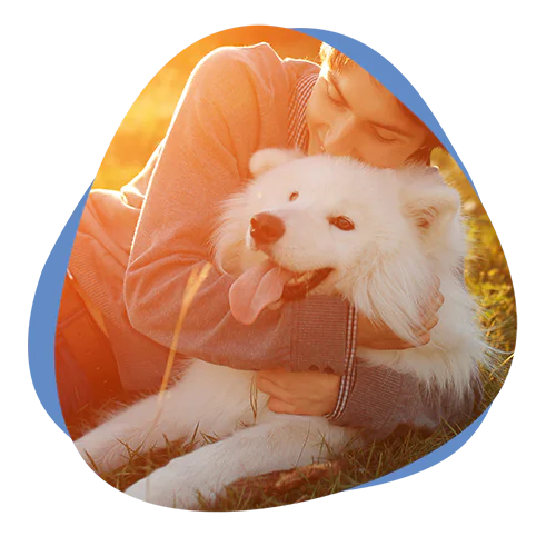 Mitarbeiterin mit Hund von Cremare Tierbestattung